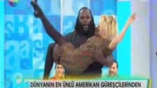 Saba Tümer'i Amerikalı Güreşçi Kucağına Aldı!