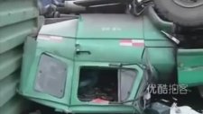 Tır'ın altında kalmaktan son anda kurtuldu