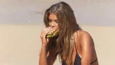 Seksi Nina Agdal öyle bir hamburger yedi ki..