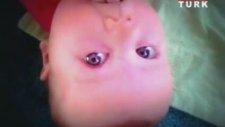 Sevimli şaşkın bebek