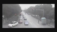 Trafik Lambası Direğine Toslayan Kamyonet