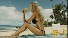 Nina Agdal öyle bir hamburger yedi ki..