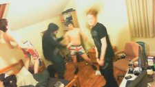 Ödev yaparken Harlem Shake'e düşmek