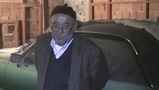 Otomobilini 33 Yıldır Odada Saklamak