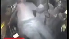 Seyir Halindeki Otobüsün Şoförüne Tekme Attı!