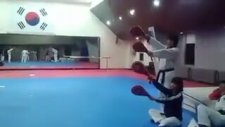 Havada 4 Döner Tekme Atan Adam