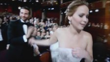 Jennifer Lawrence Oscar Töreninde Yere Düştü