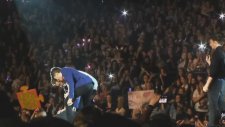 Harry Styles'a Konserde Ayakkabı Fırlatıldı