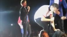 Harry Styles'a Ayakkabı Attılar