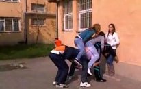 Kızlarla Erkekler Uzun Eşek Oynuyor