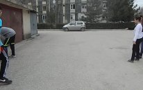 Kızlarla Erkekler Uzun Eşek Oynuyor