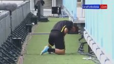 Götze çişini tutamadı!