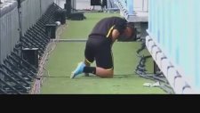 Götze Malaganın Sahasına İşerken Yakalandı