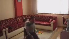 Namaz Kılan Babanın Üstüne Çıkan Çocuk