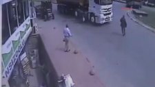 Tır'ın Anne Ve Oğlunu Ezdiği An Kamerada