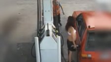 Benzin Çalarken Yakalanan Kız, Faciadan Kurtuldu!