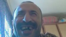Umarsızca Gülen Adam Ve Hikayesi