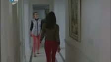 Beren Saat'in tepki çeken kırmızı taytı