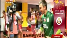 Galatasaray soyunma odasında şampiyonluk coşkusu