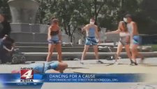 Canlı Yayında Muhabirin Pantolonunu İndirdi