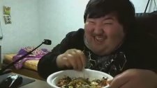Yemek Yerken Kendinden Geçen Koreli