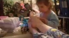 Annesinin Ayak Kokusuna Bayılan Bebek