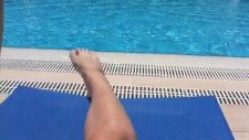Merve Oflaz havuz sezonunu açtı! Bacak şov...
