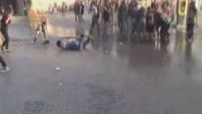 Polis taksimde tazyikli su sıktı, gösterici yere uçtu.
