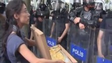 Polise Börek İkramına Karşı Biber Gazlı Müdahale