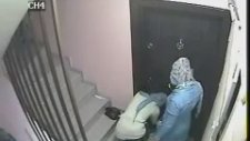 Eve giren hırsızlar kameraya yansıdı