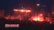 Taraftarlar Taksim'i Aydınlattı!