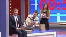 Ben Bilmem Eşim Bilir Yarışmacıdan Trafik İşaretine İlginç Benzetme!