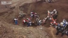 Aynı Noktada Aynı Yere Düşene Dirt Bisikletçileri