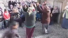 Teyzelerden Yatcaz Kalkcaz Dansı!