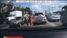 Kızlar Trafiği Birbirine Kattı