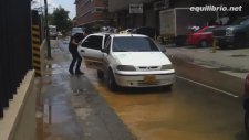 Su birikintisini geçmenin en kurnazca yolu!