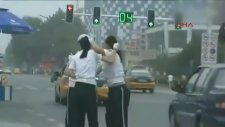 Çin'de kadın polisler kavga ederse