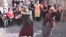 Teyzelerden Yatcaz Kalkcaz Dansı