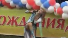 Sahneden Düşen Rus Şarkıcı