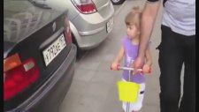 Araba Markalarını Bilen Küçük Kız