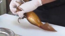 Kalamarı Diri Diri Kesiyor