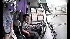 Çin'de İnanılmaz Otobüs Kazası