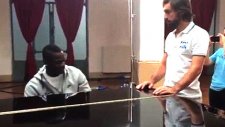 Futboldan Sonra Piyano Çalmada Klasını Konuşturan Mario Balotelli