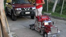 Oyuncak Araba İle Jeep Çekmek