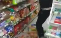 Markete Girip Rafları Dağıtmak