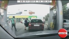 Kadın Sürücü Ve Zavallı Benzin Pompası