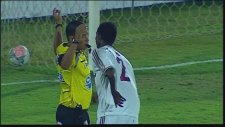 Gol sevincini abarttı, hakemi kucakladı!