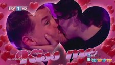 Harry Styles Canlı Yayında Erkek Sunucuyu Dudaklarından Öptü