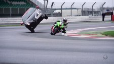 İki Teker Üzerindeki Alfa Romeo'nun Altından Geçen Motosiklet