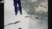 Elindeki silah parçalandı